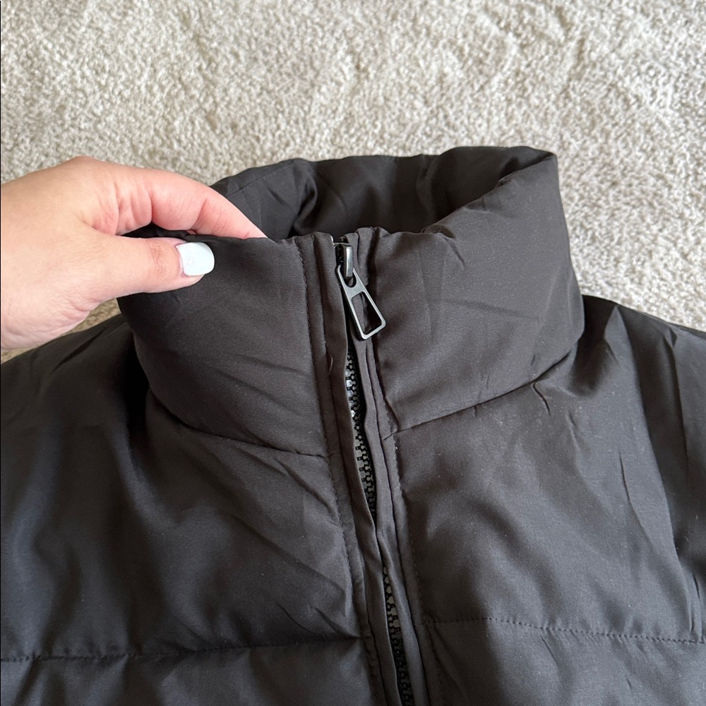 Amazon Essentials Women's Cropped Full-Zip Puffer Jacket - Picture 5 of 10